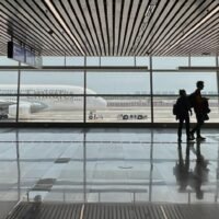 Thai teilte am Donnerstag in einem Social-Media-Beitrag mit, dass die Begrenzung der Anzahl von Powerbanks und das Verbot ihrer Verwendung oder ihres Aufladens während Flügen seit dem 27. März in Kraft seien, in Übereinstimmung mit den von der Internationalen Zivilluftfahrt-Organisation (ICAO) angekündigten Sicherheitsbestimmungen.