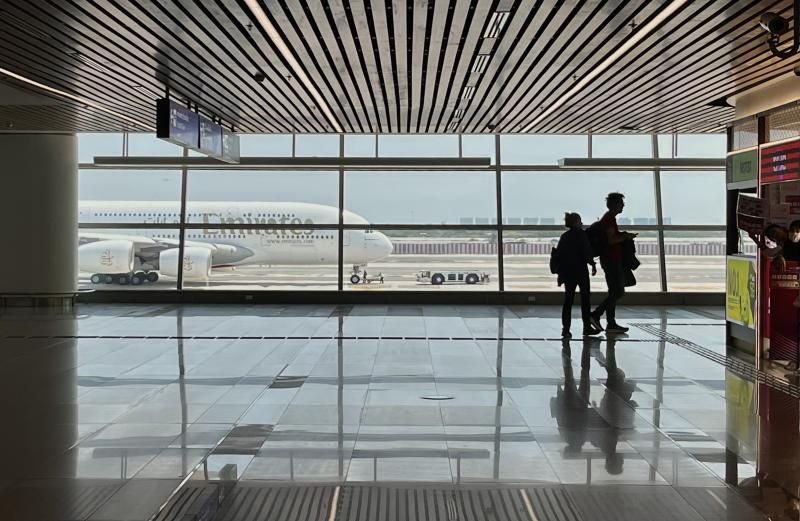 Thai teilte am Donnerstag in einem Social-Media-Beitrag mit, dass die Begrenzung der Anzahl von Powerbanks und das Verbot ihrer Verwendung oder ihres Aufladens während Flügen seit dem 27. März in Kraft seien, in Übereinstimmung mit den von der Internationalen Zivilluftfahrt-Organisation (ICAO) angekündigten Sicherheitsbestimmungen.