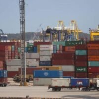 Die internationale Handelslandschaft verändert sich rasant, geprägt von zunehmenden Handelshemmnissen und dem schwindenden Einfluss etablierter internationaler Organisationen. Als Reaktion darauf reduzieren Länder ihre Abhängigkeit von multilateralen Systemen und stärken die wirtschaftliche Stabilität durch bilaterale und regionale Freihandelsabkommen.