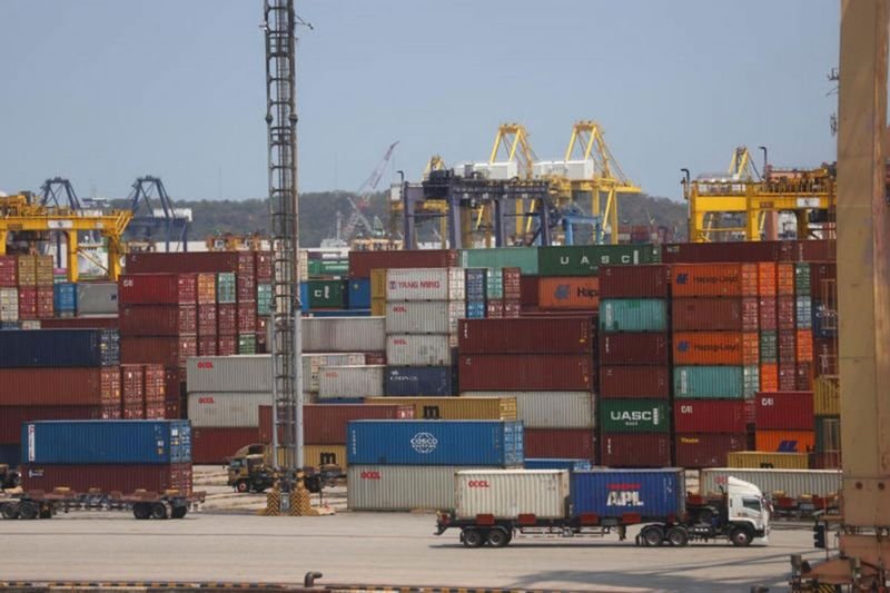 Die internationale Handelslandschaft verändert sich rasant, geprägt von zunehmenden Handelshemmnissen und dem schwindenden Einfluss etablierter internationaler Organisationen. Als Reaktion darauf reduzieren Länder ihre Abhängigkeit von multilateralen Systemen und stärken die wirtschaftliche Stabilität durch bilaterale und regionale Freihandelsabkommen.