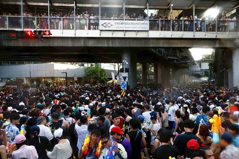 Die thailändische Tourismusbehörde (TAT) meldet Tourismusrekorde während der Songkran Feierlichkeiten. Die TAT prognostiziert einen unerwarteten Gewinn von 30,35 Milliarden Baht, ein Plus von 6 %. Laut der thailändischen Tourismusbehörde (TAT) wird der Tourismussektor während des Songkran-Festes voraussichtlich Einnahmen von mehr als 30,35 Milliarden Baht generieren, ein Plus von 6 % gegenüber dem Vorjahr. Auch ausländische Besucher leisten einen größeren Beitrag.