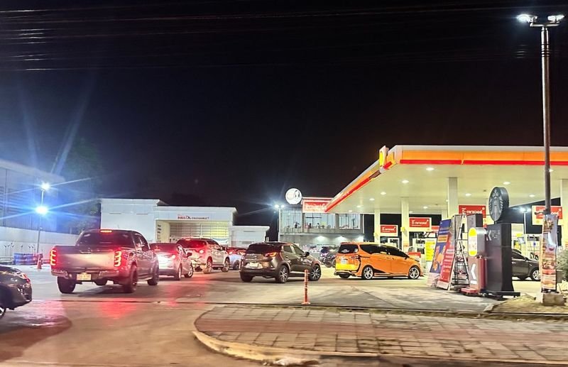 Die Dieselpreise werden am Donnerstagmorgen an den Tankstellen in ganz Thailand um weitere 3,50 Baht pro Liter auf 44,24 Baht steigen – ein Anstieg um 48 % gegenüber vor einem Monat. PTT und Bangchak kündigten daraufhin an, die Preise für alle Benzinsorten ab Donnerstag, 5 Uhr, um 1,20 Baht pro Liter zu erhöhen. Es wurde erwartet, dass andere Kraftstoffhändler diesem Beispiel folgen würden.