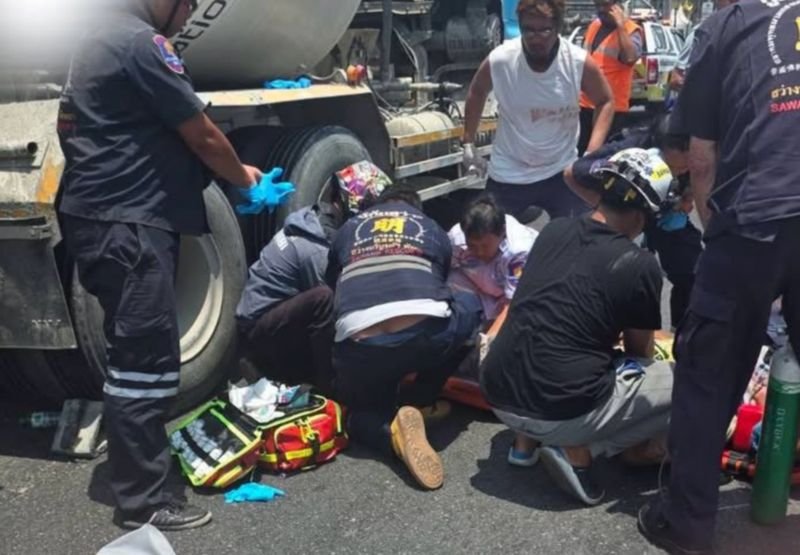 Ein US-amerikanischer Staatsbürger ist am 8. April 2026 in Pattaya bei einem Unfall auf der Sukhumvit Road an der Ampelkreuzung Thepprasit von einem Betonmischer überrollt und getötet worden. Rettungskräfte der Sawang Boriboon Thammasathan Rescue Unit eilten zum Unfallort und fanden das Opfer schwer verletzt unter dem Fahrzeug eingeklemmt vor.