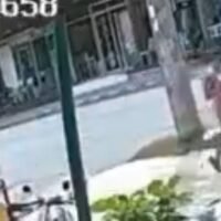 Eine ausländische Frau wurde von einer Überwachungskamera dabei gefilmt, wie sie ein Paar Nike-Schuhe stahl, die vor einem Haus im Kok Tanod-Viertel von Karon auf Phuket abgestellt waren. Der Besitzer glaubte zunächst, die Schuhe seien von einem Hund gestohlen worden.