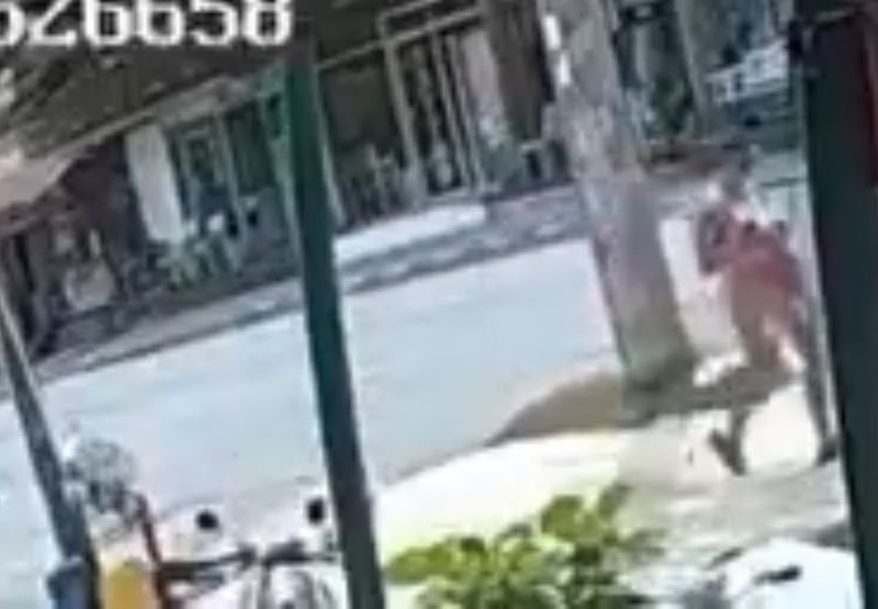 Eine ausländische Frau wurde von einer Überwachungskamera dabei gefilmt, wie sie ein Paar Nike-Schuhe stahl, die vor einem Haus im Kok Tanod-Viertel von Karon auf Phuket abgestellt waren. Der Besitzer glaubte zunächst, die Schuhe seien von einem Hund gestohlen worden.