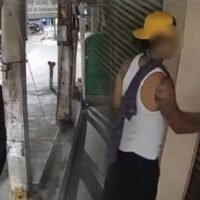 Aufnahmen einer Überwachungskamera zeigen zwei Ausländer, die in Pattaya ein Geschäft mit Graffiti besprühen und dabei Sachschaden verursachen. Der Vorfall ereignete sich am 12. April 2026 um 2:23 Uhr vor einem Tierfuttergeschäft in der Pattaya Third Road, nahe der Soi Chalermprakiat 21. Die Täter hinterließen einen großen Graffiti-Schriftzug mit der Aufschrift „LAUPS“ auf dem Rolltor des Geschäfts. Farbe drang auch ins Innere ein und beschädigte die Glasscheiben.