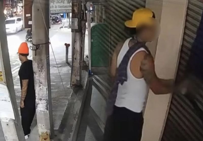 Aufnahmen einer Überwachungskamera zeigen zwei Ausländer, die in Pattaya ein Geschäft mit Graffiti besprühen und dabei Sachschaden verursachen. Der Vorfall ereignete sich am 12. April 2026 um 2:23 Uhr vor einem Tierfuttergeschäft in der Pattaya Third Road, nahe der Soi Chalermprakiat 21. Die Täter hinterließen einen großen Graffiti-Schriftzug mit der Aufschrift „LAUPS“ auf dem Rolltor des Geschäfts. Farbe drang auch ins Innere ein und beschädigte die Glasscheiben.