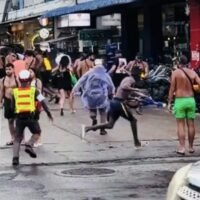 Die Polizei in Patong, Phuket, nahm eine Gruppe ausländischer Touristen fest, nachdem diese während der Songkran-Feierlichkeiten mit Wasserpistolen auf diensthabende Beamte gespritzt hatten. Diese Handlung wurde als über das übliche Festverhalten hinausgehend und als Verletzungsgefahr angesehen.