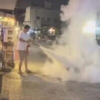 Ein 24-sekündiges Video des Vorfalls kursierte in den sozialen Medien und zeigte einen großen Mann in weißem Hemd und schwarzen Shorts, der einen Feuerlöscher betätigte. Das Pulver verteilte sich über die Straße und bildete eine Wolke, die Passanten und nahegelegene Geschäfte beeinträchtigte.