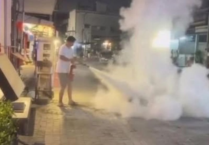 Ein 24-sekündiges Video des Vorfalls kursierte in den sozialen Medien und zeigte einen großen Mann in weißem Hemd und schwarzen Shorts, der einen Feuerlöscher betätigte. Das Pulver verteilte sich über die Straße und bildete eine Wolke, die Passanten und nahegelegene Geschäfte beeinträchtigte.