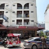 Ein 59-jähriger Australier, dessen Name von den Behörden nicht veröffentlicht wurde, wurde am 4. April 2026 in Pattaya von der Polizei in Sicherheit gebracht, nachdem er vom Balkon eines Hotels im dritten Stock geklettert war und gedroht hatte, zu springen, offenbar um die Aufmerksamkeit seiner vermissten Partnerin zu erregen.