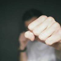 Ein 33-jähriger australischer Tourist namens Sherlock wurde beschuldigt, in Patong, Thailand, einen Hotelangestellten angegriffen zu haben. Der Vorfall ereignete sich in einem Hotel an der Bangla Road, wo der Angestellte Phuri Udompanyawit Berichten zufolge bei einer Auseinandersetzung in den frühen Morgenstunden verletzt wurde.