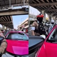 Ein Video eines thailändischen Polizisten sorgt für Aufsehen, nachdem es einen Taxifahrer zeigt, der in der Nähe des Flughafens Don Mueang in Bangkok Fahrgäste abgewiesen und gegen Verkehrsregeln verstoßen haben soll. Der Vorfall, den der Beamte „Jaa Auan Bolikhamsai“ vom Verkehrsleitzentrum Vibhavadi Rangsit auf Facebook teilte, verbreitete sich rasant. In dem Video ist zu sehen, wie der Fahrer in der Nähe des Flughafeneingangs parkt und zwei wartenden Fahrgästen die Beförderung verweigert, woraufhin der Polizist eingreift.