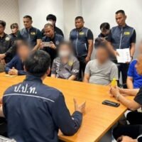 Bei einer Razzia in einem Bezirksamt in Ayutthaya wurden sechs Personen, darunter ein Bezirksvorsteher, wegen Korruption im Zusammenhang mit der Ausstellung von Ausweisen an Nicht-Thailänder festgenommen. Laut Behördenangaben wurden allein in drei Haushalten im Bezirk Wang Noi über 200 Personen, zumeist Kinder unter 15 Jahren, unrechtmäßig registriert. Die Operation wurde am 31. März 2026 von mehreren Antikorruptions- und Strafverfolgungsbehörden durchgeführt.