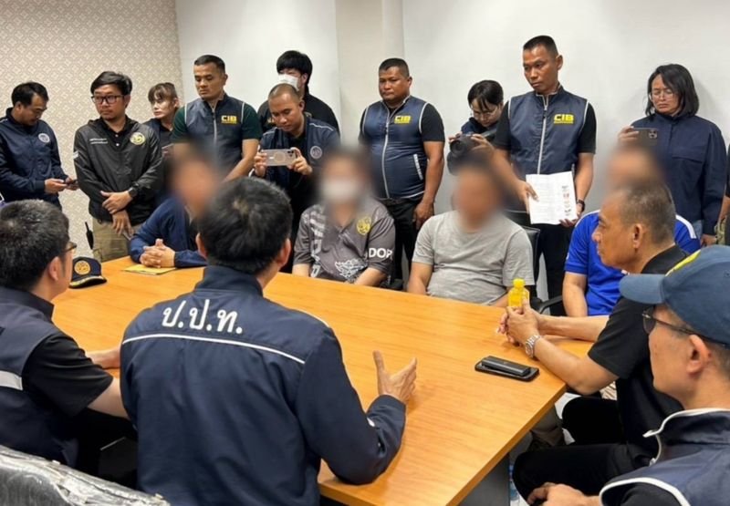 Bei einer Razzia in einem Bezirksamt in Ayutthaya wurden sechs Personen, darunter ein Bezirksvorsteher, wegen Korruption im Zusammenhang mit der Ausstellung von Ausweisen an Nicht-Thailänder festgenommen. Laut Behördenangaben wurden allein in drei Haushalten im Bezirk Wang Noi über 200 Personen, zumeist Kinder unter 15 Jahren, unrechtmäßig registriert. Die Operation wurde am 31. März 2026 von mehreren Antikorruptions- und Strafverfolgungsbehörden durchgeführt.