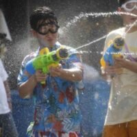 Songkran-Feiernde lassen sich von der Hitze nicht abschrecken. Besucher, die ein unvergessliches Erlebnis suchen, lassen sich von den Reisestrapazen nicht abschrecken. Die Touristen in der Hauptstadt haben mit sengender Hitze und Reizüberflutung zu kämpfen, da sich die Stadt auf das jährliche Songkran-Fest vorbereitet. Die Temperaturen steigen und in den kommenden Tagen wird mit einem Anstieg der Besucherzahlen gerechnet.