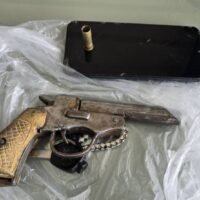 Ein 13-jähriger Junge wurde am Abend des 19. April 2026 im Bezirk Satuek der Provinz Buriram von zwei jugendlichen Verdächtigen in den Hals geschossen und schwer verletzt. Das Opfer, dessen Name nur mit „A“ bezeichnet wird, saß mit drei Freunden am Straßenrand eines Dorfes, als zwei Jugendliche auf einem Motorrad ankamen und das Feuer eröffneten. Er wurde in kritischem Zustand ins Krankenhaus von Buriram eingeliefert.