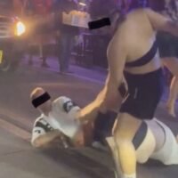 In Pattayas Ausgehviertel Soi Buakhao kam es am 22. April 2026 gegen 2 Uhr morgens zu einer gewalttätigen Schlägerei zwischen ausländischen Touristen, bei der ein 44-jähriger Deutscher verletzt wurde. Zeugen berichteten, zwei betrunkene Briten hätten das Opfer angegriffen und ihn mitten auf der Straße zu Boden getreten und geschlagen. Die Auseinandersetzung sorgte bei den anwesenden Touristen und Anwohnern für Aufregung, bevor Passanten eingriffen.