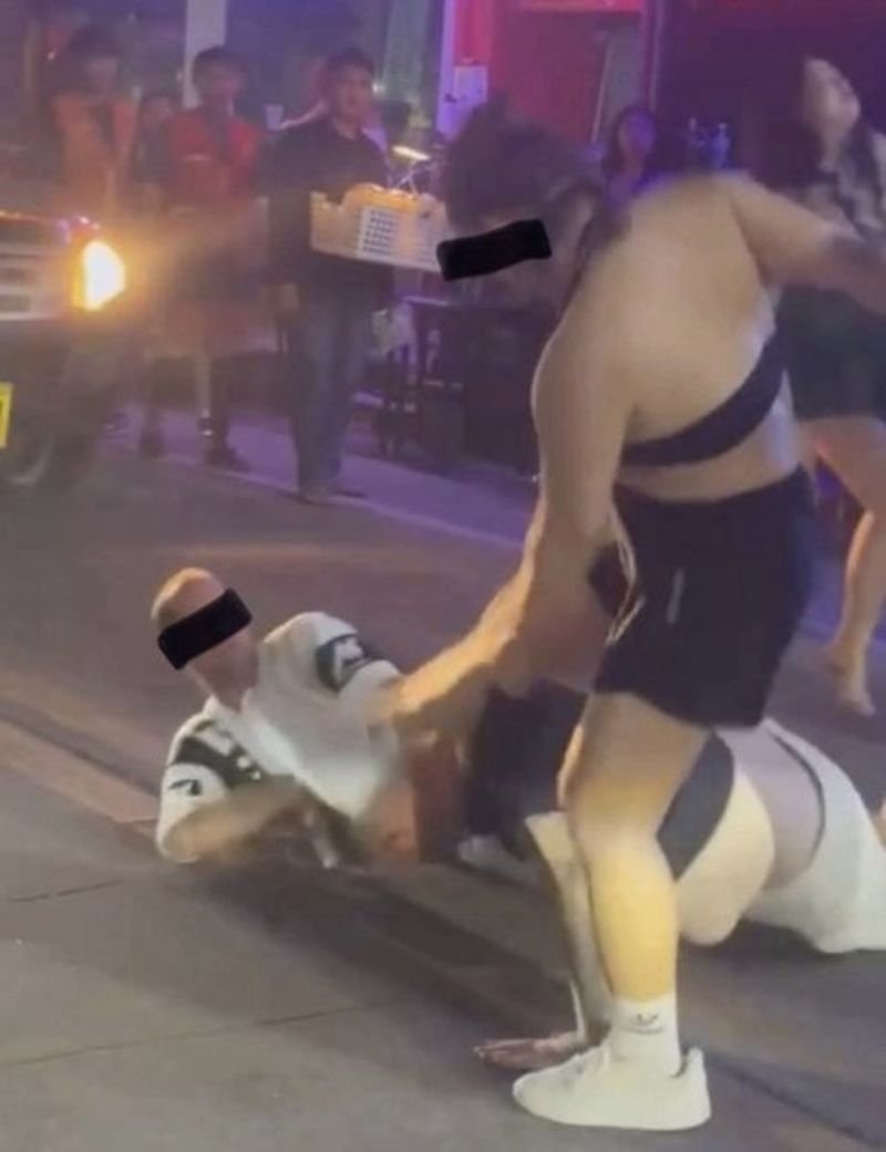 In Pattayas Ausgehviertel Soi Buakhao kam es am 22. April 2026 gegen 2 Uhr morgens zu einer gewalttätigen Schlägerei zwischen ausländischen Touristen, bei der ein 44-jähriger Deutscher verletzt wurde. Zeugen berichteten, zwei betrunkene Briten hätten das Opfer angegriffen und ihn mitten auf der Straße zu Boden getreten und geschlagen. Die Auseinandersetzung sorgte bei den anwesenden Touristen und Anwohnern für Aufregung, bevor Passanten eingriffen.