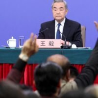 China hat Thailand eine vertiefte Zusammenarbeit in den Bereichen Spitzentechnologie und Bildung zugesagt, was die Kompetenzentwicklung und Innovation in beiden Ländern fördern dürfte. Außenminister Wang Yi gab dies am 8. April bei einem Treffen mit Prinzessin Maha Chakri Sirindhorn in Peking bekannt. Der Schritt signalisiert die fortgesetzte Stärkung der bilateralen Beziehungen im Rahmen einer langfristigen strategischen Vereinbarung