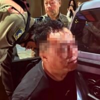 Ein Chinese wurde in den frühen Morgenstunden des 22. April 2026 festgenommen, nachdem er in einem Nachtclub an der Pattaya South Road zwei Frauen sexuell belästigt und für Aufruhr gesorgt haben soll. Die Polizei von Pattaya City war gegen 1:00 Uhr zu einem Einsatz wegen einer gewalttätigen Auseinandersetzung gerufen worden.