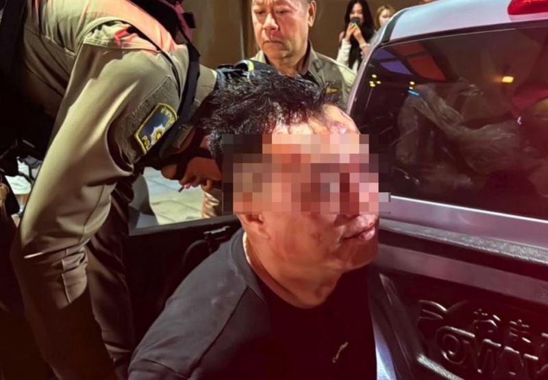 Ein Chinese wurde in den frühen Morgenstunden des 22. April 2026 festgenommen, nachdem er in einem Nachtclub an der Pattaya South Road zwei Frauen sexuell belästigt und für Aufruhr gesorgt haben soll. Die Polizei von Pattaya City war gegen 1:00 Uhr zu einem Einsatz wegen einer gewalttätigen Auseinandersetzung gerufen worden.