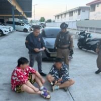Die Polizei hat zwei chinesische Touristen festgenommen, die im Verdacht stehen, in Nakhon Ratchasima einen Goldladen überfallen und Ringe im Wert von rund 300.000 Baht gestohlen zu haben, bevor sie flüchteten. Die Verdächtigen wurden noch am selben Tag in Bangkok festgenommen, nachdem die Ermittler ihr Fluchtfahrzeug aufgespürt hatten. Das Diebesgut wurde sichergestellt, und die Behörden bereiten nun die Strafverfolgung vor.