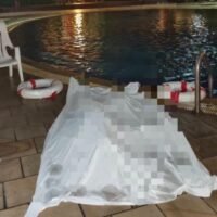 Gegen 00:30 Uhr ging beim Rettungszentrum Sawang Boriboon in Pattaya die Meldung über einen Ertrinkungsunfall in einer gehobenen Wohnanlage ein. Polizeibeamte und freiwillige Rettungskräfte wurden umgehend zur Untersuchung des Vorfalls entsandt. Vor Ort fanden sie das Opfer bewusstlos am Pool vor und begannen sofort mit Wiederbelebungsmaßnahmen, doch er verstarb kurz darauf.