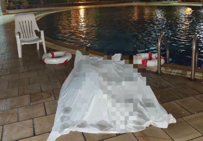 Gegen 00:30 Uhr ging beim Rettungszentrum Sawang Boriboon in Pattaya die Meldung über einen Ertrinkungsunfall in einer gehobenen Wohnanlage ein. Polizeibeamte und freiwillige Rettungskräfte wurden umgehend zur Untersuchung des Vorfalls entsandt. Vor Ort fanden sie das Opfer bewusstlos am Pool vor und begannen sofort mit Wiederbelebungsmaßnahmen, doch er verstarb kurz darauf.