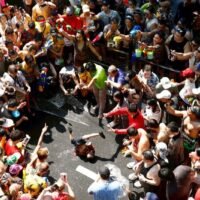 Der Verkehr auf der Silom Road in Bangkok hat sich wieder normalisiert. Silom beendet die Songkran-Feierlichkeiten mit über 650.000 Teilnehmern. Die Songkran-Veranstaltung auf der Silom Road in Bangkok ging am Dienstagabend zu Ende. Laut Angaben des Bezirksamts Bang Rak nahmen insgesamt mehr als 650.000 Menschen an den drei Tagen teil.