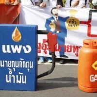 Ausländische Investoren verkaufen thailändische Vermögenswerte, da ein Energieschock infolge des US-israelischen Krieges gegen den Iran die Hoffnungen auf eine wirtschaftliche Erholung unter Premierminister Anutin Charnvirakul zunichtemachen könnte und die politische Lähmung Bangkoks offenlegt.