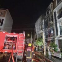 Bei einem Brand in einem Reihenhaus im Bangkoker Stadtteil Udomsuk kamen am frühen Morgen des 19. April 2026 zwei Frauen, darunter eine Deutsche, ums Leben, zwei weitere wurden verletzt. Das Feuer brach gegen 2:45 Uhr in einer Wohnsiedlung gegenüber der Soi Udomsuk 33 im Bezirk Bang Na aus. Die Feuerwehr benötigte etwa 30 Minuten, um den Brand unter Kontrolle zu bringen und ein Übergreifen auf benachbarte Häuser zu verhindern.