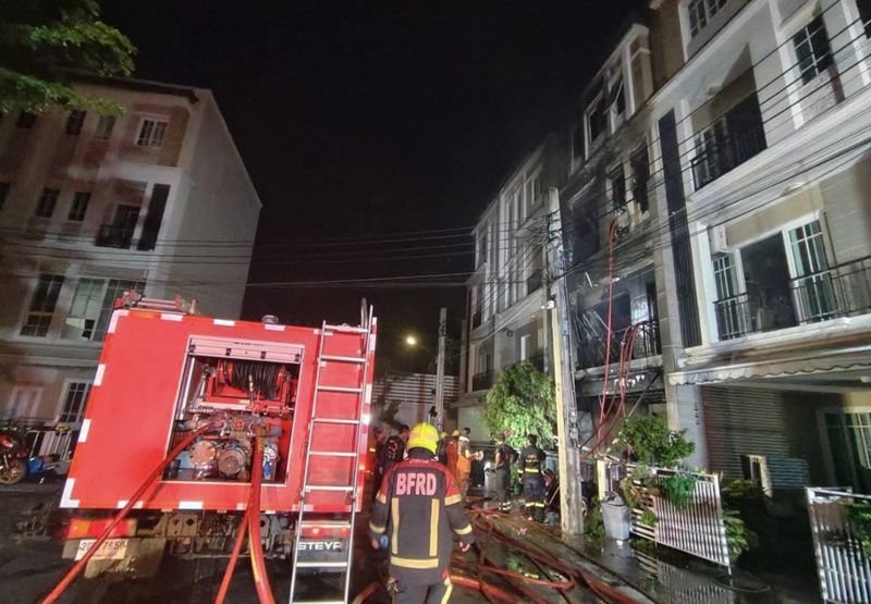 Bei einem Brand in einem Reihenhaus im Bangkoker Stadtteil Udomsuk kamen am frühen Morgen des 19. April 2026 zwei Frauen, darunter eine Deutsche, ums Leben, zwei weitere wurden verletzt. Das Feuer brach gegen 2:45 Uhr in einer Wohnsiedlung gegenüber der Soi Udomsuk 33 im Bezirk Bang Na aus. Die Feuerwehr benötigte etwa 30 Minuten, um den Brand unter Kontrolle zu bringen und ein Übergreifen auf benachbarte Häuser zu verhindern.