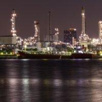 Die Produktionskosten dürften aufgrund von Beschaffungsengpässen bei bestimmten Materialien weiter steigen. Die Internationale Energieagentur warnte, die Energiekrise könne bis Ende April andauern; dies werde voraussichtlich die schlimmste Phase sein, da die Öl- und Flüssigerdgasversorgung um die Hälfte zurückgegangen sei.