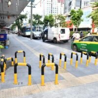 Die neuen Anti-Motorrad-Barrieren stoßen in der Bevölkerung auf gemischte Reaktionen. Kritiker meinen, das Rathaus solle sich stattdessen auf die Durchsetzung der Gesetze gegen das Fahren auf Gehwegen konzentrieren.