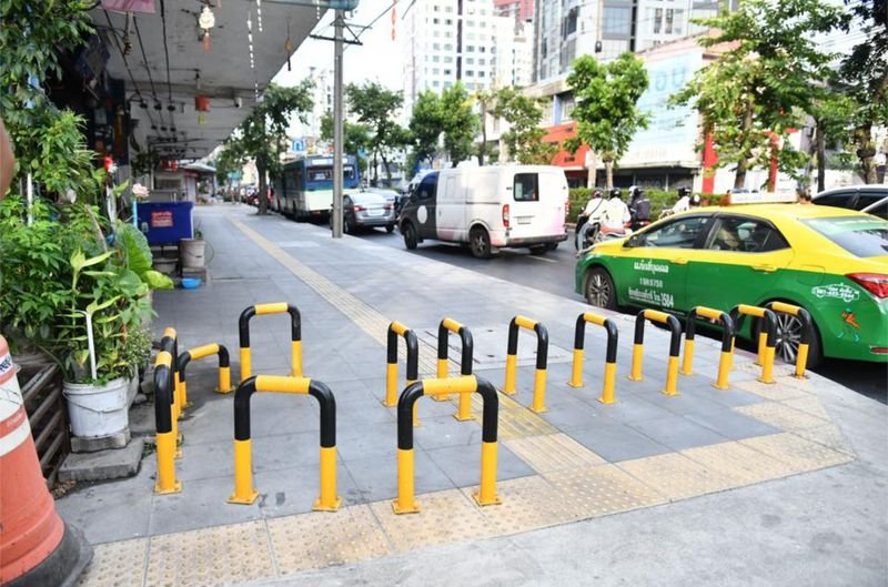 Die neuen Anti-Motorrad-Barrieren stoßen in der Bevölkerung auf gemischte Reaktionen. Kritiker meinen, das Rathaus solle sich stattdessen auf die Durchsetzung der Gesetze gegen das Fahren auf Gehwegen konzentrieren.