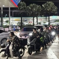 In Pattaya stürmten die Einwohner am späten Abend des 1. April die Tankstellen, nachdem die Behörden einen starken Anstieg der Treibstoffpreise bestätigt hatten. Dies führte zu langen Warteschlangen und vorübergehenden Engpässen in der ganzen Stadt.