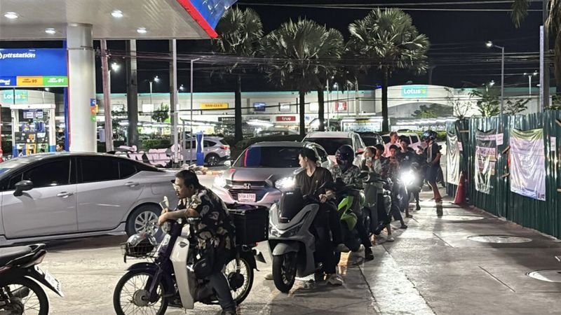 In Pattaya stürmten die Einwohner am späten Abend des 1. April die Tankstellen, nachdem die Behörden einen starken Anstieg der Treibstoffpreise bestätigt hatten. Dies führte zu langen Warteschlangen und vorübergehenden Engpässen in der ganzen Stadt.