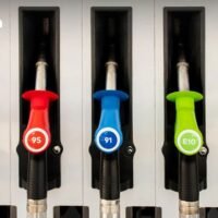 Thailändische Autofahrer konnten sich gestern am Freitag, dem 17. April, über niedrigere Benzinpreise freuen, nachdem der Betreiber der staatlichen Tankstellen PTT, OR und Bangchak, Preissenkungen für Kraftstoffe angekündigt hatten. Diesel wurde um 1,50 Baht pro Liter, Benzin und Gasohol um 0,50 Baht pro Liter günstiger. Die Preissenkung trat um 5 Uhr morgens in Kraft.