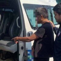 Ein 43-jähriger Lieferwagenfahrer wurde festgenommen, nachdem eine Ukrainerin bei der Polizei Anzeige erstattet hatte, vergewaltigt worden zu sein. Zuvor hatte sie ihn gebeten, seine Internetverbindung mit ihr zu teilen, damit sie ihre Freundin kontaktieren und finden konnte.