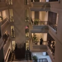 Eine Mutter und ihr Sohn wurden am frühen Dienstagmorgen aus ihrer brennenden Wohnung gerettet, nachdem ein wütender Ire ihr Zimmer in Brand gesteckt und seine Familie darin eingeschlossen hatte.