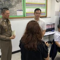 Die Behörden haben eine Razzia in einer nicht lizenzierten internationalen Schule im Bezirk Prawet in Bangkok durchgeführt und 10 ausländische Lehrer und Mitarbeiter festgenommen, die ohne Genehmigung arbeiteten.