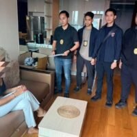 Die Polizei in Krabi hat nach einer Razzia in einer Wirtschaftsprüfungsgesellschaft am 23. April 2026 ein Netzwerk von über 500 Strohmannfirmen in drei südlichen Provinzen aufgedeckt. Laut den Behörden wurden diese Firmen eingerichtet, um ausländischen Staatsangehörigen die illegale Führung von Geschäften mithilfe thailändischer Strohmänner zu ermöglichen. Im Zuge der Operation wurde auch eine Israelin wegen des Verdachts der Führung eines illegalen Online-Geschäfts festgenommen.