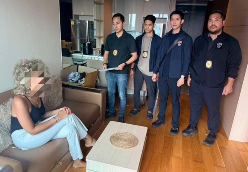 Die Polizei in Krabi hat nach einer Razzia in einer Wirtschaftsprüfungsgesellschaft am 23. April 2026 ein Netzwerk von über 500 Strohmannfirmen in drei südlichen Provinzen aufgedeckt. Laut den Behörden wurden diese Firmen eingerichtet, um ausländischen Staatsangehörigen die illegale Führung von Geschäften mithilfe thailändischer Strohmänner zu ermöglichen. Im Zuge der Operation wurde auch eine Israelin wegen des Verdachts der Führung eines illegalen Online-Geschäfts festgenommen.