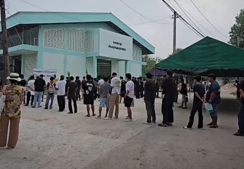 Eine virale Social-Media-Kampagne der thailändischen Armee hat in ganz Thailand zu einem sprunghaften Anstieg der Rekrutierungsbemühungen junger Männer geführt. Die Online-Bewerbungen übertrafen die Zielvorgaben um 105 %. Für die Wehrpflicht 2026, die landesweit noch bis zum 12. April läuft, haben sich bereits fast 30.000 Personen beworben, während nur 28.209 Plätze zu vergeben sind.