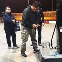 Eine Tankstelle im Bezirk Pak Chong, Provinz Nakhon Ratchasima, wurde wegen des Verkaufs von 24.000 Litern geschmuggeltem Dieselkraftstoff mit einer Geldstrafe von über 2,5 Millionen Baht belegt. Die Razzia der Verbrauchsteuerbehörde Region 3 erfolgte im Rahmen einer Sonderüberwachungsmaßnahme während der thailändischen Energiekrise. Die Überprüfung deckte verdächtige Aktivitäten an der Tankstelle am Friendship Highway auf.