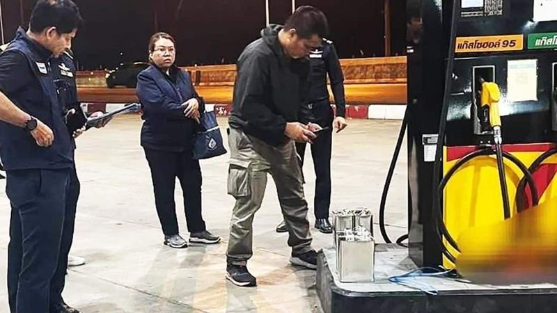 Eine Tankstelle im Bezirk Pak Chong, Provinz Nakhon Ratchasima, wurde wegen des Verkaufs von 24.000 Litern geschmuggeltem Dieselkraftstoff mit einer Geldstrafe von über 2,5 Millionen Baht belegt. Die Razzia der Verbrauchsteuerbehörde Region 3 erfolgte im Rahmen einer Sonderüberwachungsmaßnahme während der thailändischen Energiekrise. Die Überprüfung deckte verdächtige Aktivitäten an der Tankstelle am Friendship Highway auf.