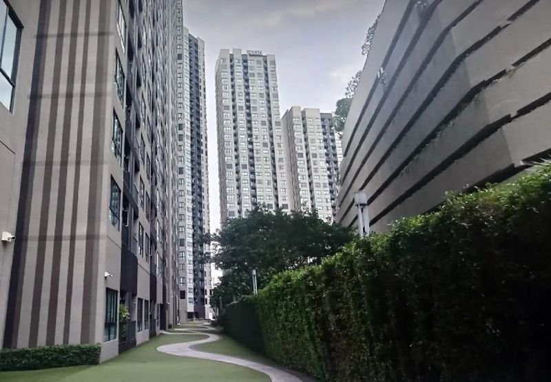 Die Käufe thailändischer Eigentumswohnungen durch Ausländer nahmen 2025 zwar zu, der Gesamtmarktwert sank jedoch deutlich. Dies deutet auf eine Verlagerung hin zu günstigeren Objekten. Daten des Real Estate Information Centre zeigen, dass die Übertragungen von Eigentumswohnungen durch Ausländer um 2,2 Prozent auf 14.899 Einheiten stiegen, während der Gesamtwert um 10,7 Prozent auf 60,9 Milliarden Baht zurückging