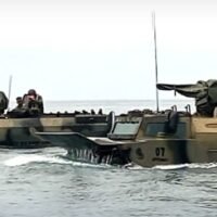 Die Königlich Thailändische Marine hat Pläne zur Beschaffung weiterer in Thailand hergestellter amphibischer Radpanzer vom Typ AWAV 8x8 angekündigt, um ihre Einsatzfähigkeit, insbesondere entlang der thailändischen Ostgrenze, zu stärken. Ziel dieser Maßnahme ist die Verbesserung der Grenzsicherheit, des Schutzes der maritimen Souveränität und der Reaktionsfähigkeit im Katastrophenfall. Die Marine erklärte, die Fahrzeuge würden auch Einsätze zur Bekämpfung neuer Sicherheitsbedrohungen unterstützen.