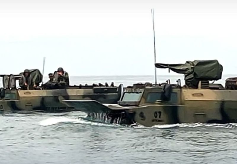 Die Königlich Thailändische Marine hat Pläne zur Beschaffung weiterer in Thailand hergestellter amphibischer Radpanzer vom Typ AWAV 8x8 angekündigt, um ihre Einsatzfähigkeit, insbesondere entlang der thailändischen Ostgrenze, zu stärken. Ziel dieser Maßnahme ist die Verbesserung der Grenzsicherheit, des Schutzes der maritimen Souveränität und der Reaktionsfähigkeit im Katastrophenfall. Die Marine erklärte, die Fahrzeuge würden auch Einsätze zur Bekämpfung neuer Sicherheitsbedrohungen unterstützen.